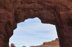 Pine Tree Arch, mais um arco de pedra no nosso segundo dia de explorações no Arches National Park, perto de Moab, em Utah, nos Estados Unidos